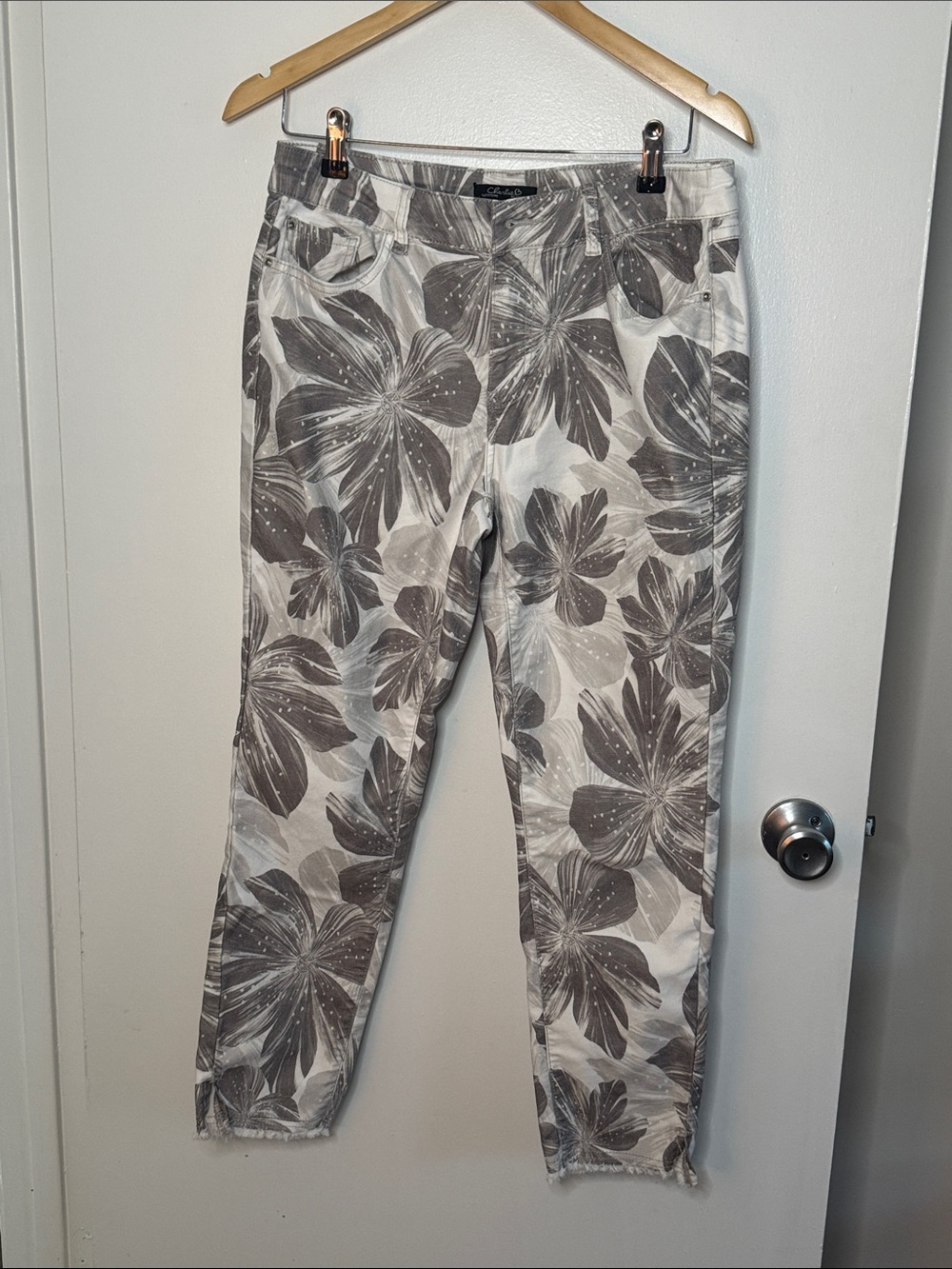 CHARLIE B Gray White Floral Print size 10, like new garden girl